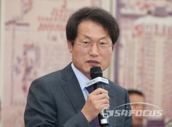 질의에 답변하는 조희연 서울시 교육감