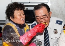 상암 어머니 폴리스들 고생하는 경찰들 위해 김장 담궈요.