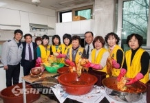 상암 어머니 폴리스들 고생하는 경찰들 위해 김장 담궈요.