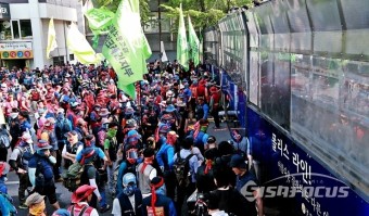 [포토뉴스]경찰 차벽에 막힌 노동절 집회 참가자