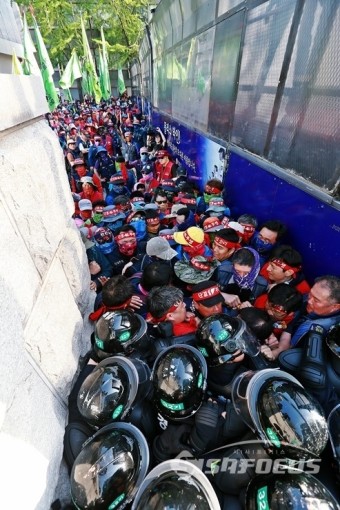 [포토뉴스]경찰벽 뚫으려는 노동절 집회 참가자