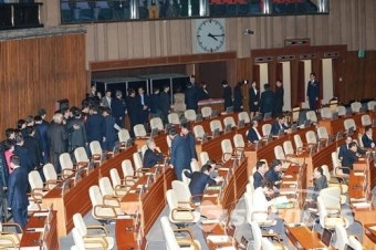 성폭행 혐의 심학봉 의원 사퇴안, 국회 본회의 통과