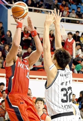 '프로농구' 모비스, LG전 69-58 승리 선두… KCC와 경쟁