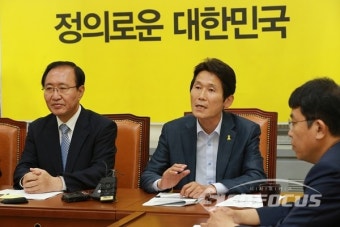 정의당 당선인 총회, 발언하는 윤소하 당선인