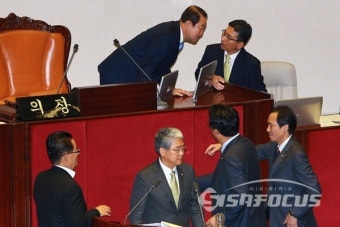 20대 첫 대정부질문, 여야 언쟁에 파행