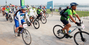 태극기와 함께 한강 남-북을 잇는 자전거 대행진