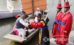 황포돛배 새우젓 받는 마포구청장