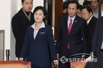 심각한 표정으로 입장하는 추미애-우상호