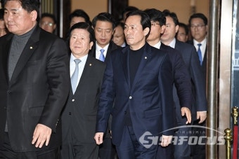 [탄핵가결] 비장한 표정으로 나오는 우상호 원내대표