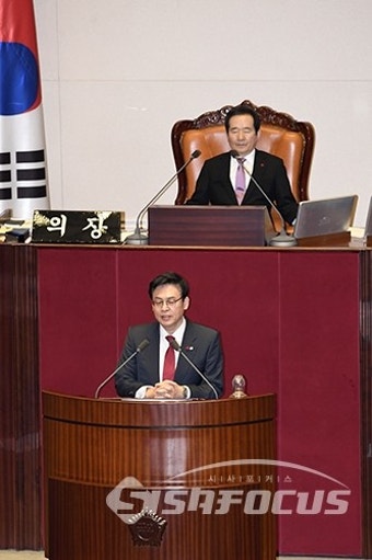 신임 국회운영위원장 선출된 정우택 원내대표
