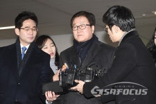 취재진 질문에 답하는 박상진