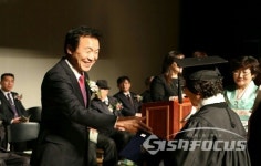 손학규, 양원초등학교 만학도 졸업식에 참석