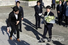 2.28 기념탑 참배하는 안철수