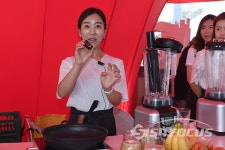 요리 시연회 하는 홍성란 요리 연구가