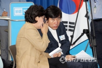 귓속말 나누는 이혜훈 대표와 하태경 최고위원