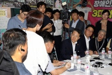 광화문 장애인단체 농성장 찾아 간담회 갖는 박능후 장관
