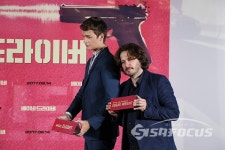 즐겁게 내한 인증샷 찍는 배우 안셀 엘고트-에드가 라이트 감독