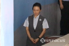 법정으로 향하는 박채윤