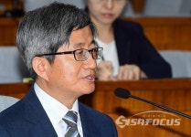 의원들의 질의에 답변하는 김명수 대법원장 후보자