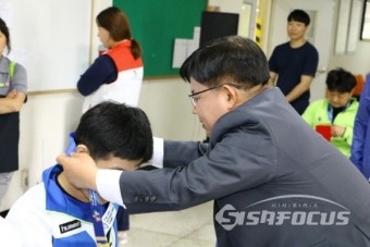 장애인 전국체전 사격대회에서 메달을 수여하는 박강수 대한장애인사격연맹 회장