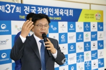 사격대회를 관람하고 있는 박강수 대한장애인사격연맹회장