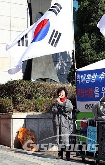 박 전 대통령 구속 연장 반대하는 지지자들