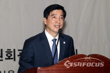 지방분권개헌 구호 외치는 참석자들