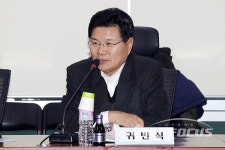 축사하는 홍문종-유기준-박완수 의원