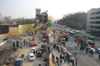 공사장 크레인이 버스덮쳐 1명 사망, 15명 부상