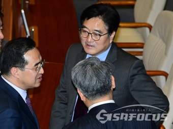 본회의장서 이야기 나누는 우원식-김동철
