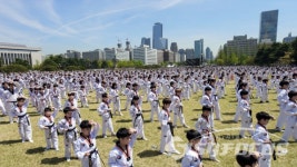 8천여명 태권도인의 함성으로 월드기네스에 도전, 태권도 국기(國技) 지정 기념