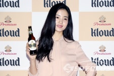 김태리, 병 잡는 포즈도 엣지있게