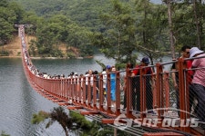 출렁대는 마장호수의 출렁다리