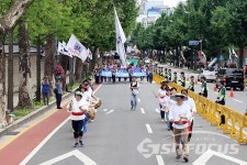 전국교직원노동조합, 법외노조 취소요구 청와대 행진