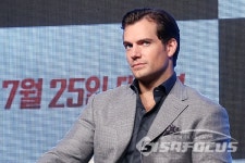 헨리 카빌, 잘생김이 흘러 넘쳐~