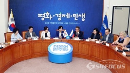 [포토] 반갑게 악수하는 추미애-지누로프 상원 러한의원협력그룹 회장