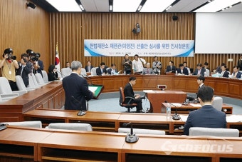 [포토] 질의에 답변하는 이영진 헌법재판관 후보자