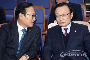 [포토] 이해찬-홍영표, 의원총회에서 대화