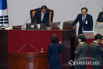 [포토] 나경원 원내대표, 본회의 진행관련 문희상 의장에게 항의