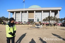 [포토] 국회 잔디광장에서 차량 화재 발생