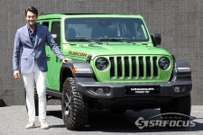 [포토] 지프 행사 참석한 배우 데이비드 맥기니스