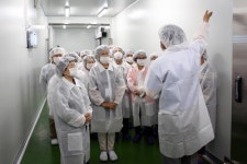 GS25, 60세 이상 시니어 체험단과 프레시푸드 공장 방문