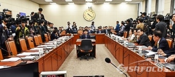 국회 행안위·교육위, 한국당 의원들 반발·불참 등으로 일시 정회