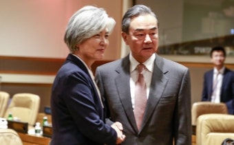 강경화-왕이, 한반도 비핵화 위해...한중협력 지속 '의지'