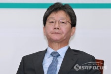 [포토] 긴급의원총회에 참석한 유승민 의원