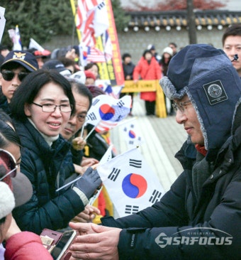 [포토] 황교안, 청와대 앞 단식 중 지지자들 응원에 악수로 인사