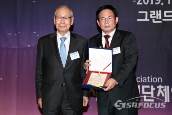 [포토] 박강수 대한장애인사격연맹 회장, 2019 '좋은 정치인상' 수상