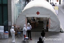 [포토] 확진자 속출에 분주한 용산구 선별진료소