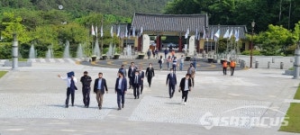 [포토] 국립 5.18 민주묘지에 나온 시민들