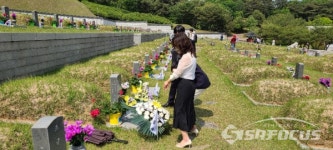 [포토] 국립 5.18 민주묘지에 참배 온 유가족들